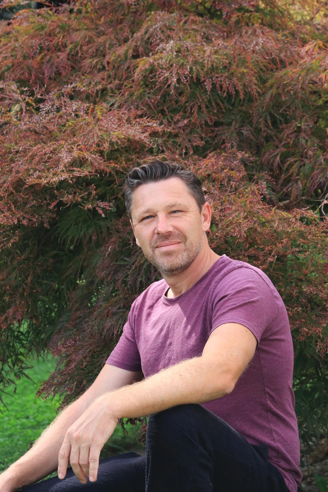 Andi Donis sitzt entspannt im Garten
